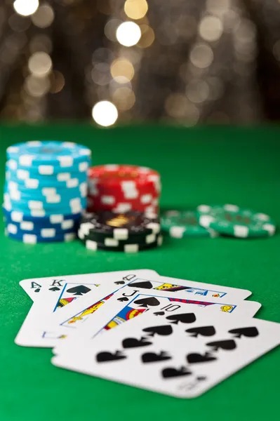 Live dealer revealing cards in Three Card Poker on granat88 login